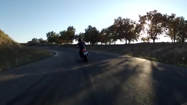 Motosikletçi Yolda Rides — Stok video