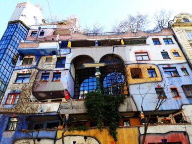 Vienna, Avusturya - 16 Aralık 2017: Hundertwasser Evi (Hundertwasserhaus), Viyana'da bir daire ev