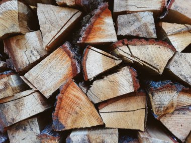 Yakacak odun arka plan, duvar yakacak odun, kıyılmış kuru odun günlüklerinin bir yığın arka plan