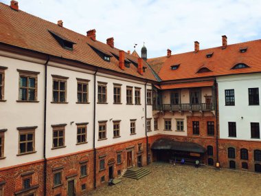 Mir, Belarus - 13 Haziran 2018: Mir Castle karmaşık Belarus, kale avlu