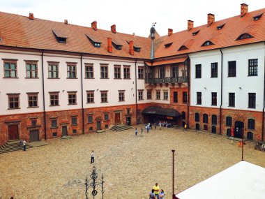 Mir, Belarus - 13 Haziran 2018: Mir Castle karmaşık Belarus, kale avlu