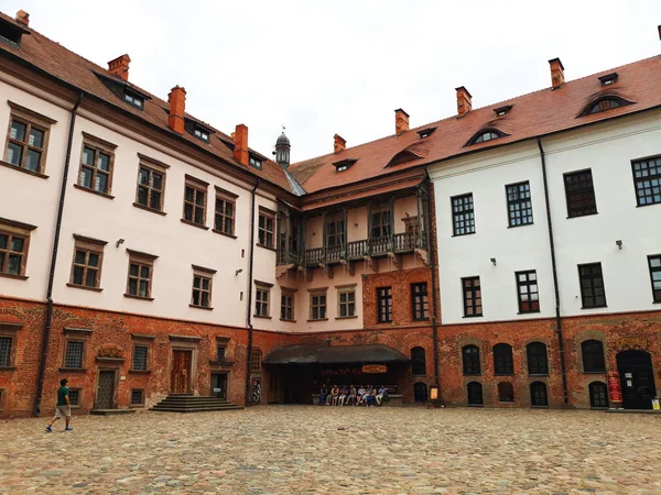 Mir, Belarus - 13 Haziran 2018: Mir Castle karmaşık Belarus, kale avlu