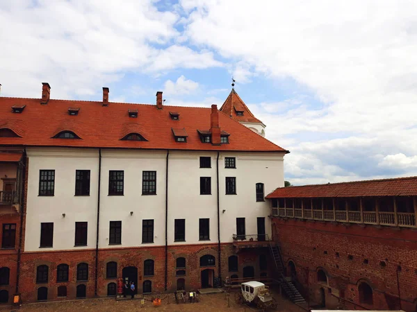 Mir, Belarus - 13 Haziran 2018: Mir Castle karmaşık Belarus, kale avlu