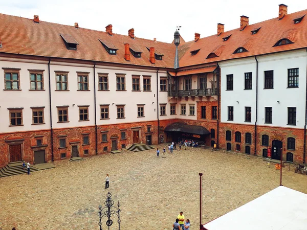 Mir, Belarus - 13 Haziran 2018: Mir Castle karmaşık Belarus, kale avlu