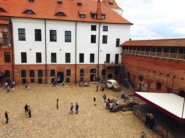 Mir, Belarus - 13 Haziran 2018: Mir Castle karmaşık Belarus, kale avlu