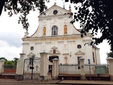 Nesvizh, Belarus - 13 Temmuz 2018: Corpus Christi Kilisesi, erken Barok mimari bir anıt