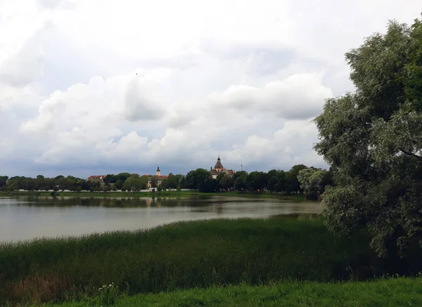 Nesvizh 白俄罗斯 2018年7月13日 湖在公园附近 Nesvizh 城堡复合体 — 图库照片