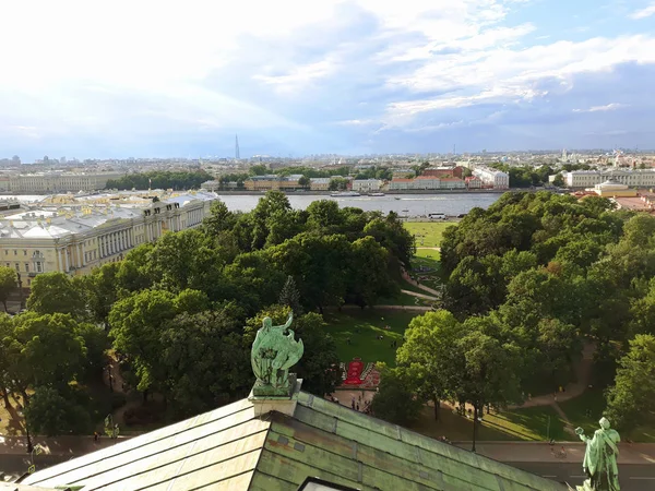 Saint Petersburg, Rusya - 4 Ağustos 2018: Şehir Saint Isaac's Katedrali, üstten görünüm