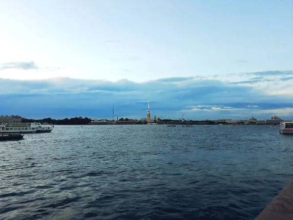 Saint Petersburg, Rusya - 4 Ağustos 2018: Neva nehir ve Peter ve Paul kalede yaz şafak