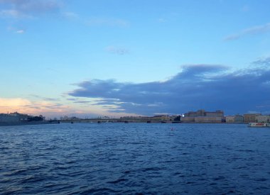 Saint Petersburg, Rusya - 5 Ağustos 2018: Neva nehir Saint Petersburg'daki akşam