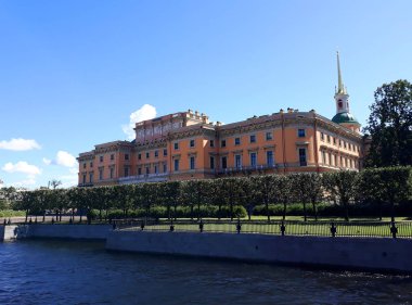 Saint Petersburg, Rusya - 6 Ağustos 2018: St. Michael'ın Kalesi, Mikhailovsky Kalesi veya mühendisleri kale, eski bir kraliyet ikamet yeriydi tarihi merkezinde, Saint Petersburg olarak da bilinir