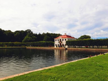Saint Petersburg, Rusya - 7 Ağustos 2018: Marley sarayda alt Peterhof Parkı