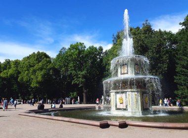 Saint Petersburg, Rusya - 7 Ağustos 2018: Aşağı Parkı, Peterhof