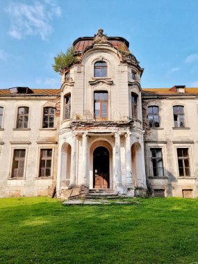 ZHELUDOK, BELARUS - 12 Eylül 2020: 20. yüzyılın başlarında inşa edilmiş terk edilmiş Svyatopolk-Chetvertinsky malikanesi. Belarus 'un popüler turistik merkezi