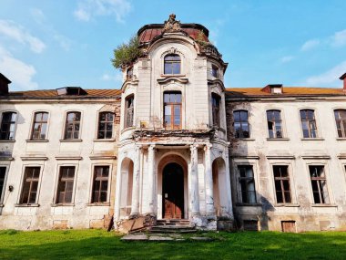 ZHELUDOK, BELARUS - 12 Eylül 2020: 20. yüzyılın başlarında inşa edilmiş terk edilmiş Svyatopolk-Chetvertinsky malikanesi. Belarus 'un popüler turistik merkezi