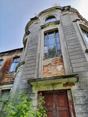 ZHELUDOK, BELARUS - 12 Eylül 2020: 20. yüzyılın başlarında inşa edilmiş terk edilmiş Svyatopolk-Chetvertinsky malikanesi. Belarus 'un popüler turistik merkezi