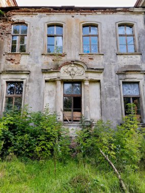 ZHELUDOK, BELARUS - 12 Eylül 2020: 20. yüzyılın başlarında inşa edilmiş terk edilmiş Svyatopolk-Chetvertinsky malikanesi. Belarus 'un popüler turistik merkezi