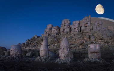 Statues at the piedmont of the tumulus of the Commagene king Antiochos at Nemrut Mountain, Turkey clipart