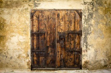 Perçin Mdina, Malta ile zorlanan eski ahşap kapı