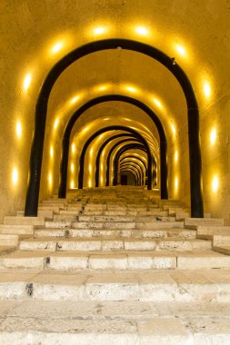 Valletta, Malta - Aralık 55, 2013: St James Cavalier merkezi yaratıcılık, sanat ve yaratıcılık acontemporary merkezine yenilenmiş bir ortaçağ kalesi için önde gelen ışıklı tünel giriş.