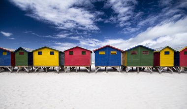 Canlı renkli ahşap plaj kulübe Muizenberg, Cape Town plaj