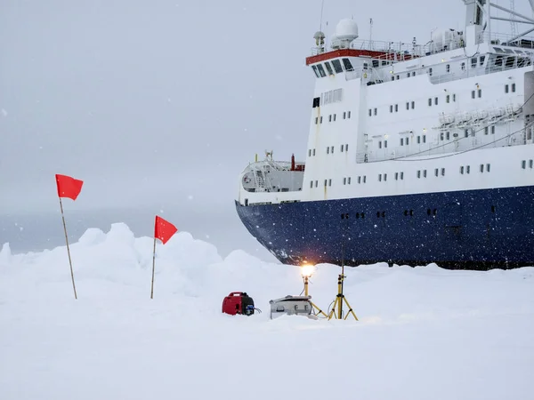 Dataloggrar Mäta Miljöparametrar Nära Forskning Icebreaker Över Ett Isflak Antarktis — Stockfoto