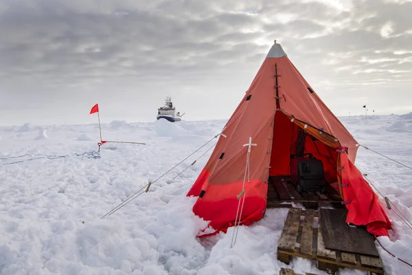 南极探险中从破冰船上建立的极地研究冰营 — 图库照片