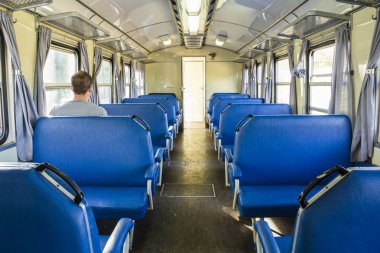 Retro demiryolu araba ile bir yolcu