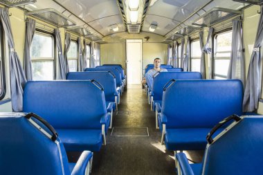 Retro demiryolu araba ile bir yolcu