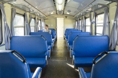 Retro demiryolu araba ile bir yolcu