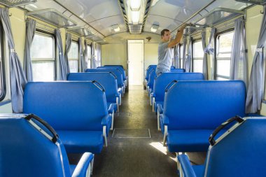 Retro demiryolu araba ile bir yolcu