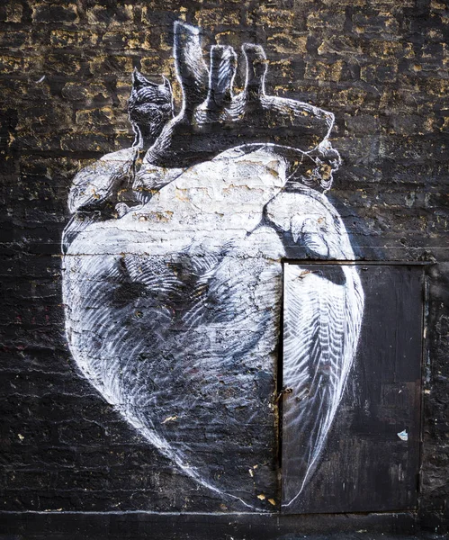 Γκράφιτι καρδιά πάνω από μια πόρτα και τοίχου σε Παλέρμο — Φωτογραφία Αρχείου