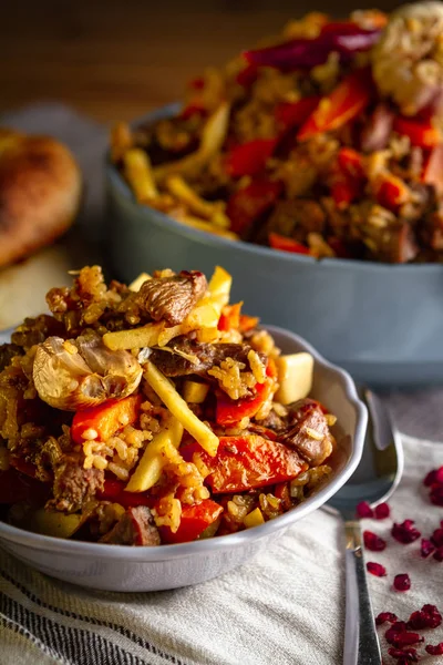 Pilav kuzu ve ayva karanlık bir arka plan üzerinde mavi bir plaka ile