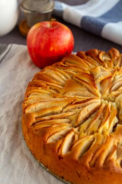 Cornish pasta dilimlenmiş elma ile