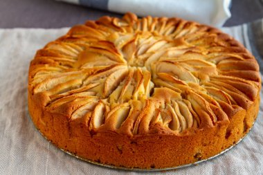 Cornish pasta dilimlenmiş elma ile