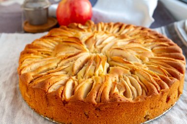 Cornish pasta dilimlenmiş elma ile