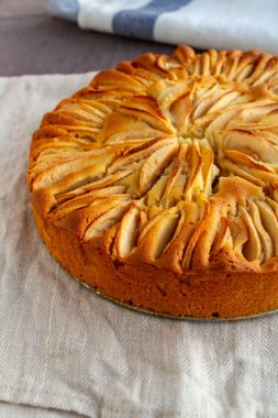 Cornish pasta dilimlenmiş elma ile