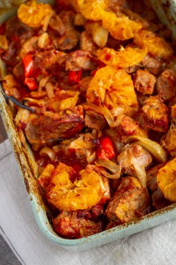 Farklı diken üstünde gri arka plan ve ahşap tahta