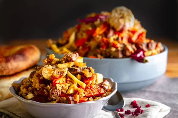 Pilav kuzu ve ayva karanlık bir arka plan üzerinde mavi bir plaka ile