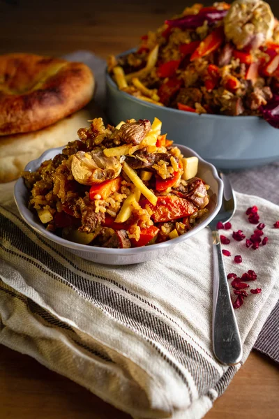 Pilav kuzu ve ayva karanlık bir arka plan üzerinde mavi bir plaka ile