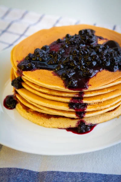 Klassische Amerikanische Pfannkuchen Stapeln Sich Mit Blaubeermarmelade — Stockfoto