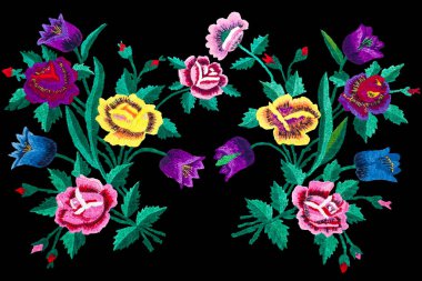 Kırmızı gül tomurcukları çiçek tasarım ile etnik nakış. Moda nakış dikiş desenleri siyah tekstil, geleneksel halk dekor için.