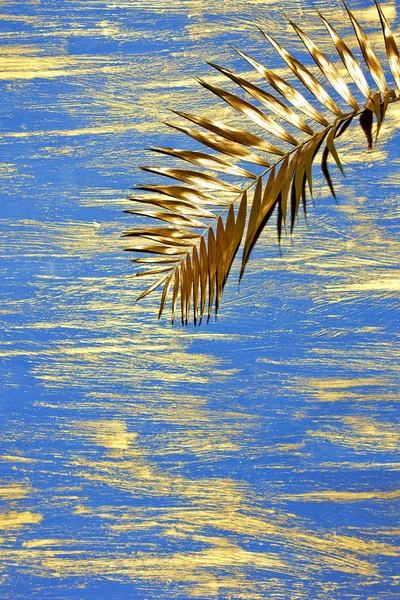 Ein Goldener Palmenzweig Auf Einem Dekorativ Bemalten Blauen Hintergrund Mit — Stockfoto