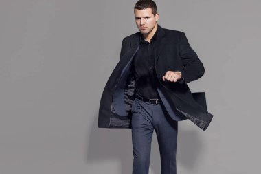 adam mantoyu hareketinden çırpıyor bize doğru hareket ediyor