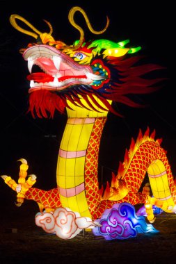 Belarus, Minsk - 19 Mart 2019: Lantern Festivali Minsk Botanik Parkı, Beyaz Rusya, sergi