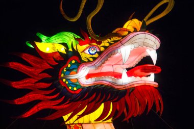 Belarus, Minsk - 19 Mart 2019: Lantern Festivali Minsk Botanik Parkı, Beyaz Rusya, sergi