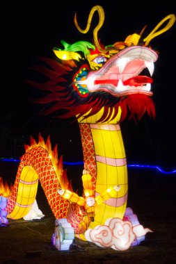 Belarus, Minsk - 19 Mart 2019: Lantern Festivali Minsk Botanik Parkı, Beyaz Rusya, sergi