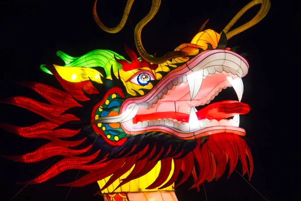 Belarus, Minsk - 19 Mart 2019: Lantern Festivali Minsk Botanik Parkı, Beyaz Rusya, sergi