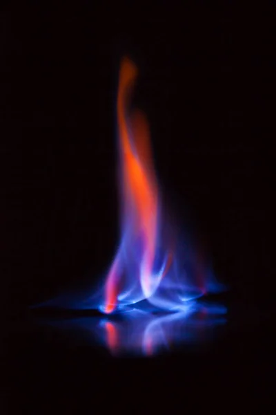 Пламя горящего алкоголя на черном фоне. Пламя газа. Чёрный фон. Абстрактный огненный фактурный фон . — стоковое фото