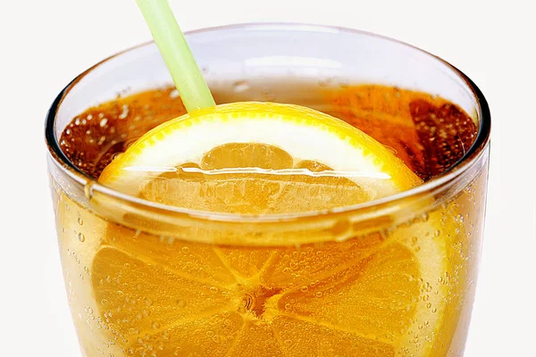 Bebida grande con limón y paja en aislamiento — Foto de Stock
